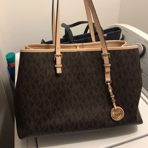 Michael Kors Tote/purse with middle pocket